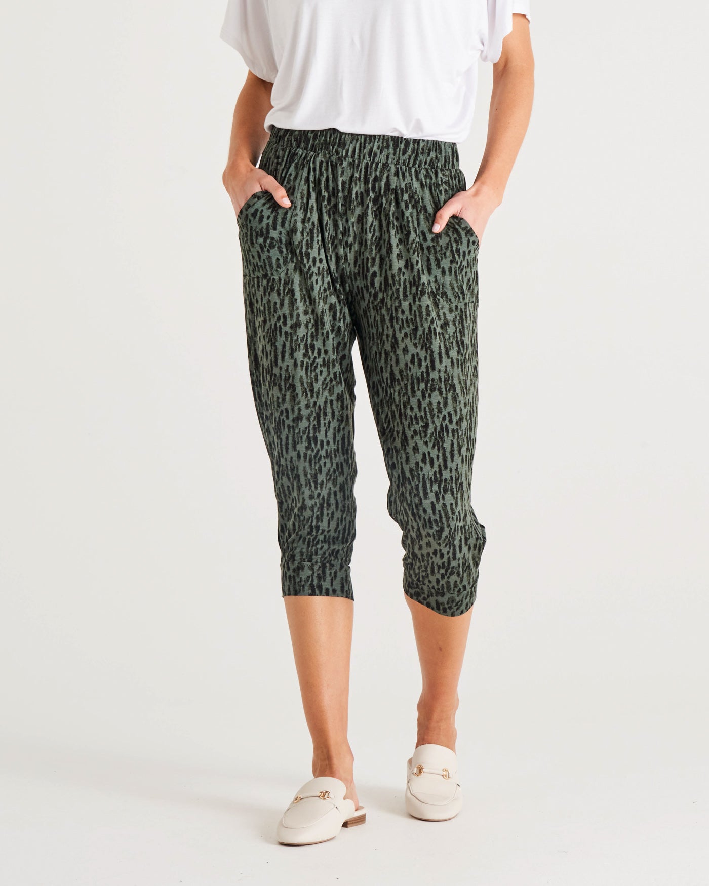 Tokyo Stretchy Mid-Rise Cropped 3/4 Jogger Pants - Abstract Green Print