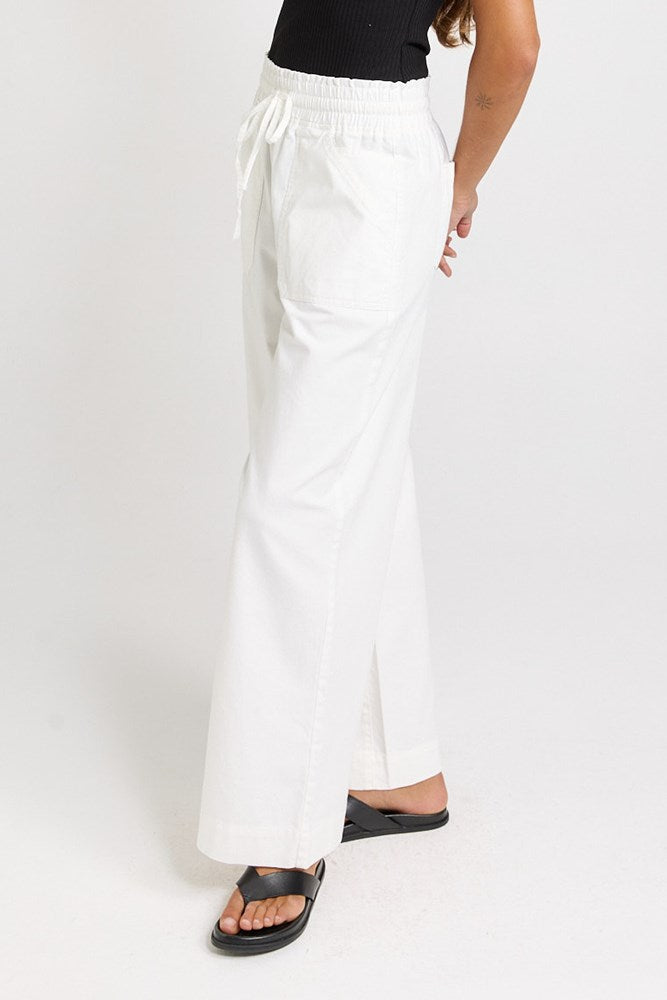 Saffra Relax Leg Jean - White | Betty Basics